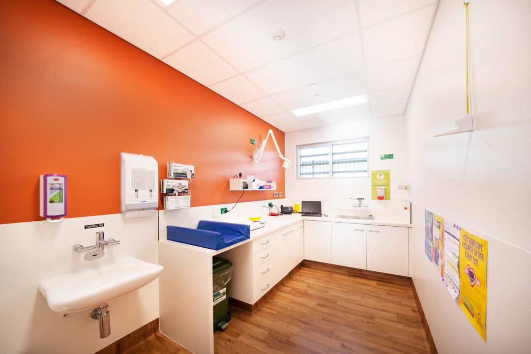 Palm Island Primary Health Care Centre / Hutchies