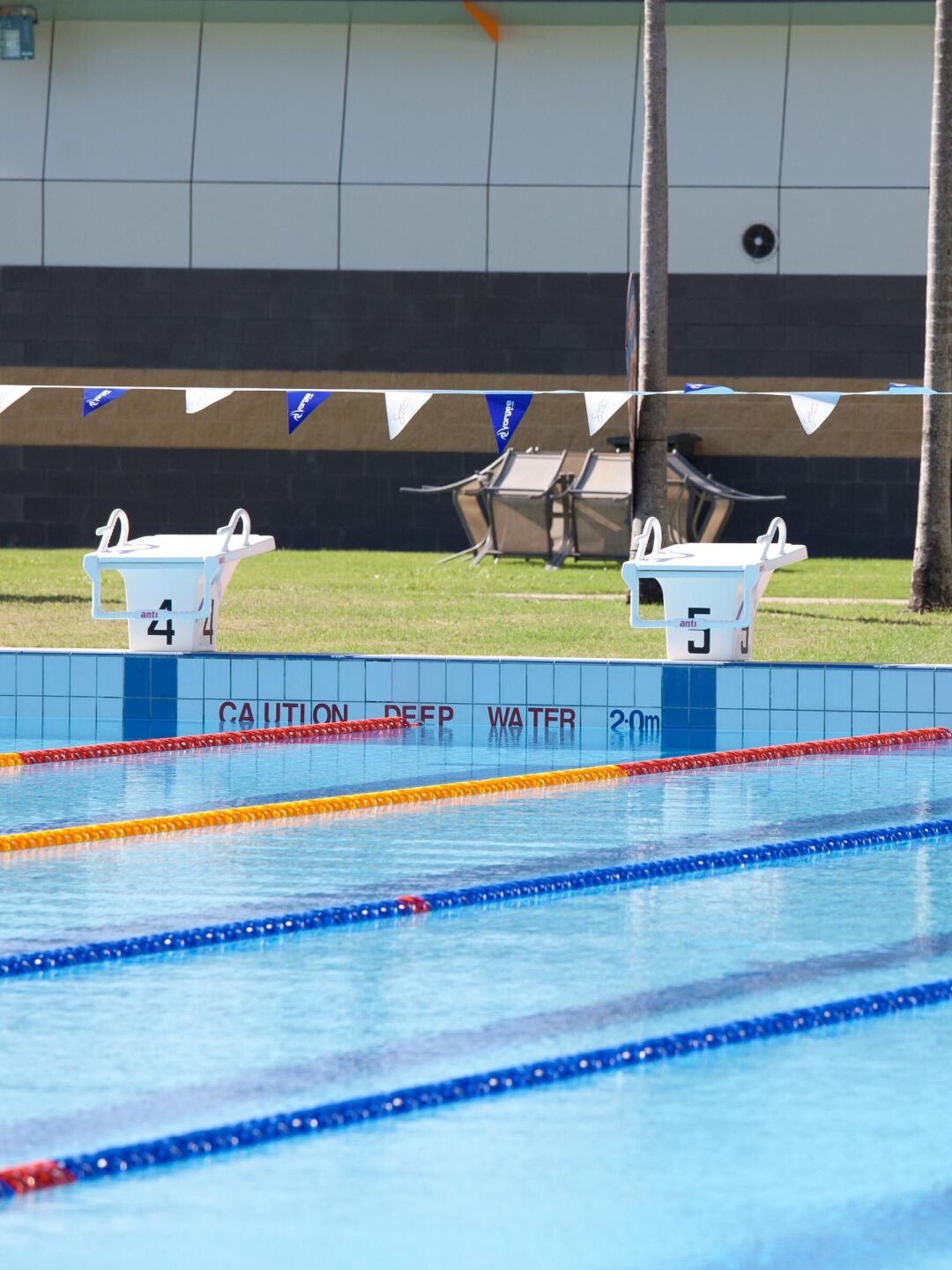 2nd World War Memorial Aquatic Centre / Hutchies