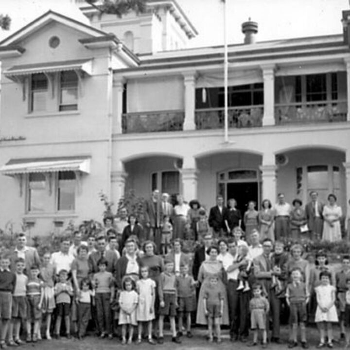 Date Unknown / Migrants out the front of the historic Yungaba House, Kangaroo Point, Brisbane
